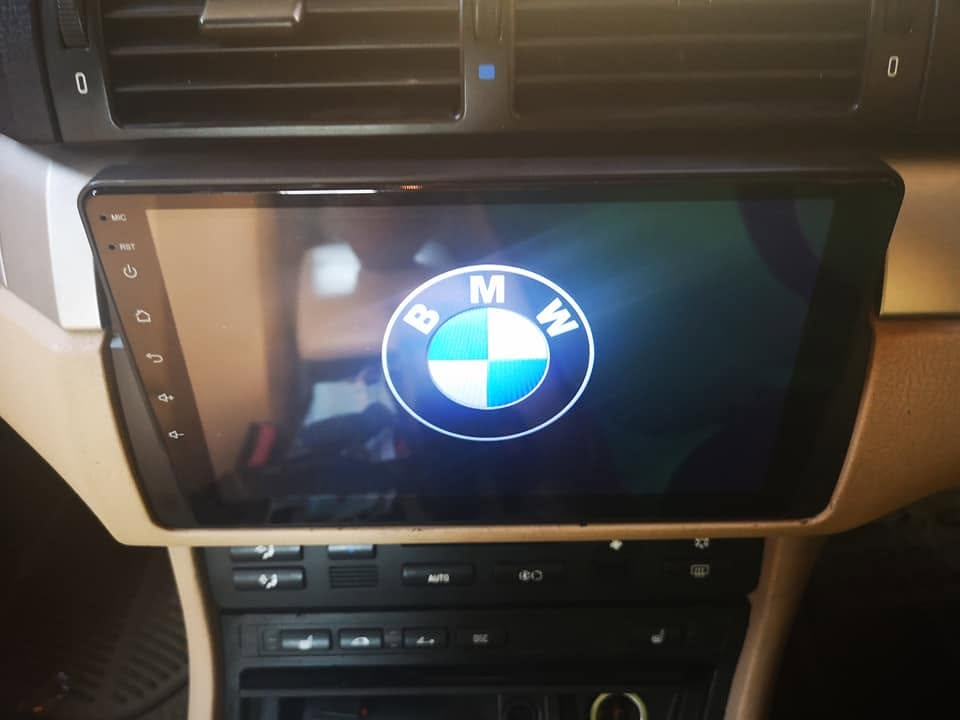 BMW dashboard with wireless CarPlay head unit install